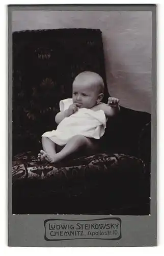 Fotografie Ludwig Steikowsky, Chemnitz, Portrait niedliches Baby im weissen Hemd