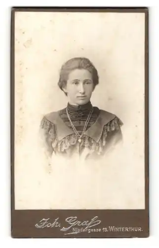 Fotografie Joh. Graf, Winterthur, Portrait Fräulein mit zusammengebundenem Haar