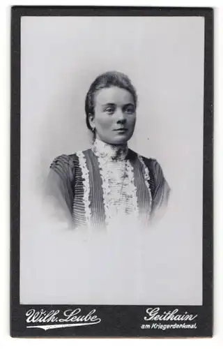 Fotografie Wilh. Leube, Geithain, Portrait bürgerliche junge Dame