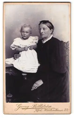 Fotografie Georg Billström, Kiel, Portrait Grossmutter und Enkelkind