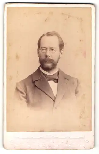 Fotografie Otto Lindner, Berlin, Portrait Herr mit Vollbart und Brille