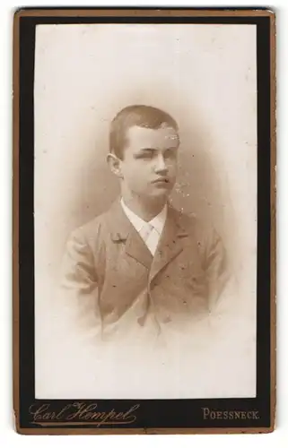Fotografie Carl Hempel, Poessneck, Portrait Knabe in Anzug