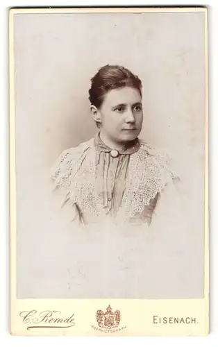Fotografie C. Remde, Eisenach, Portrait Dame mit zusammengebundenem Haar
