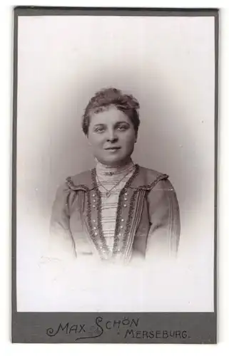 Fotografie Max Schön, Merseburg, Portrait junge Frau mit zusammengebundenem Haar