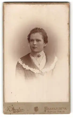 Fotografie H. Bogler, Frankfurt a.M., junge Frau im Kleid