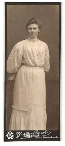 Fotografie Gustav Rasch, Schleswig, junge Frau mit verschränkten Armen im weissem Kleid