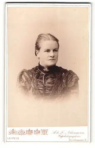 Fotografie A.&F. Naumann, Leipzig, Portrait einer jungen Frau im Kleid