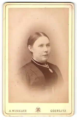 Fotografie A. Winkler, Goerlitz, Portrait junge Frau mit streng zusammengebundenem Haar