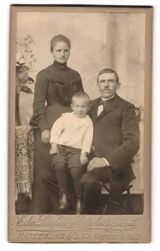 Fotografie Edv. Larsen, Ratzeburg i/L, Portrait junge Familie in festlicher Kleidung