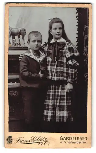 Fotografie Franz Gleitz, Gardelegen, Portrait Mädchen und kleiner Bruder