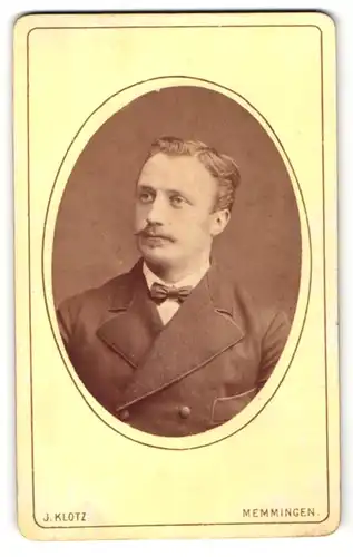 Fotografie J. Klotz, Memmingen, Portrait junger Herr mit Oberlippenbart