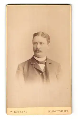 Fotografie W. Höffert, Dresden, Portrait bürgerlicher Herr mit gezwirbeltem Oberlippenbart