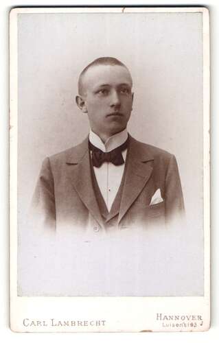 Fotografie Carl Lambrecht, Hannover, Portrait junger Herr mit rasiertem