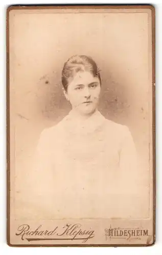 Fotografie Richard Klepsig, Hildesheim, Portrait Fräulein mit zusammengebundenem Haar