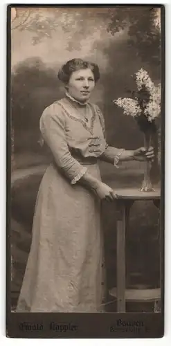 Fotografie Ewald Kappler, Bautzen, Frau in Kleid umgreift eine Vase