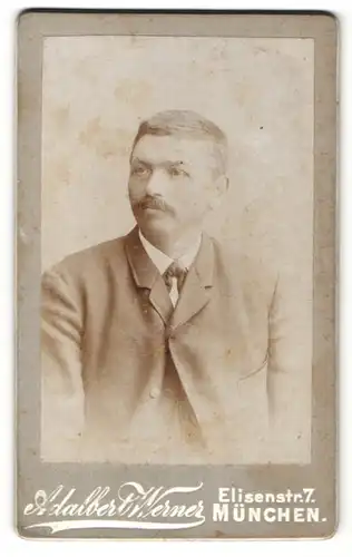 Fotografie Adalbert Werner, München, Portrait junger Mann in Anzug