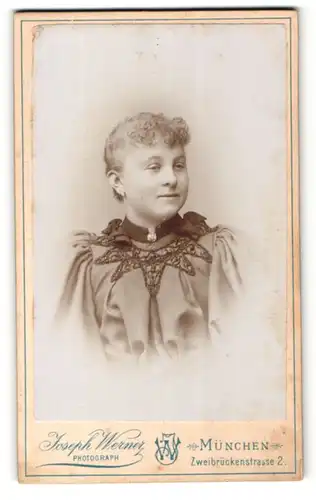 Fotografie Joseph Werner, München, Portrait junge Frau mit zusammengebundenem Haar