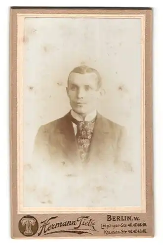 Fotografie Hermann Tietz, Berlin-W, Portrait junger Mann in Anzug mit Krawatte