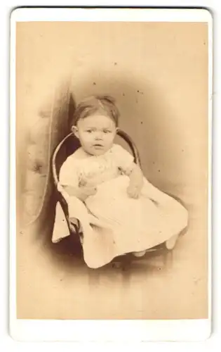 Fotografie Th. Wode, Giessen, Portrait Säugling in Kleidchen