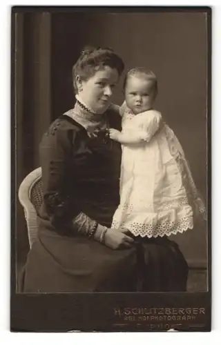 Fotografie H. Schlitzberger, Pyrmont, Portrait Dame mit Kleinkind