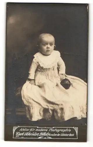 Fotografie Curt Schröder, Döbeln, Portrait Säugling in Kleidchen