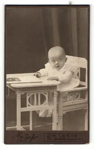 Fotografie H. Leske, Berlin-Spandau, Portrait Säugling auf Kindersitz