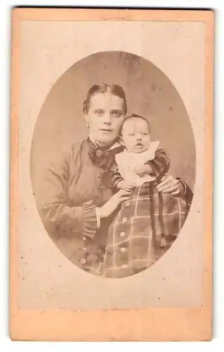 Fotografie Hermann Ramm, Magdeburg & Potsdam, Portrait Mutter mit Säugling