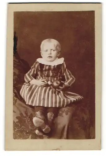Fotografie J. Hecht, Dedeleben, Portrait Kind in Kleid mit Apfel