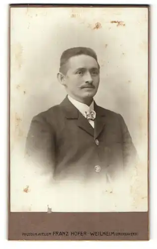 Fotografie Franz Hofer, Weilheim, Portrait Herr mit Bürstenhaarschnitt in Anzug