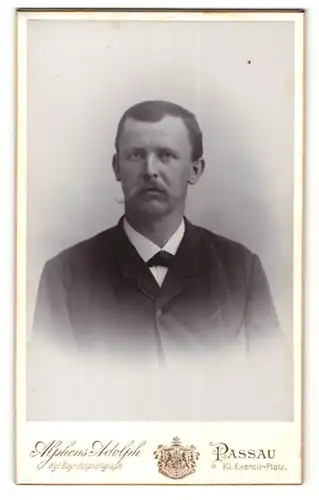 Fotografie Alphons Adolph, Passau, Portrait Herr mit beeindruckendem Oberlippenbart