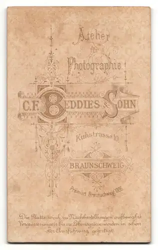 Fotografie C. F. Beddies & Sohn, Braunschweig, Portrait Kleinkind in Kleid