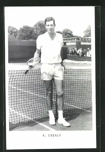 AK Tennisspieler, R. Crealy an Tennisnetz gelehnt