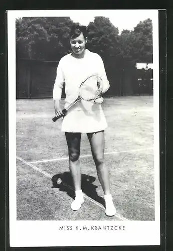 AK Tennisspielerin, Miss K. M. Krantzcke in kurzem Tennisrock auf Grasplatz