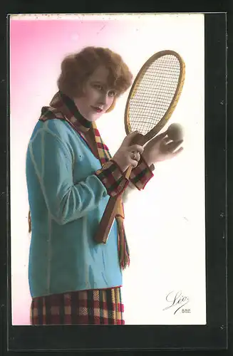 AK Tennis, Frau mit Schal hält Tennisschläger und Ball