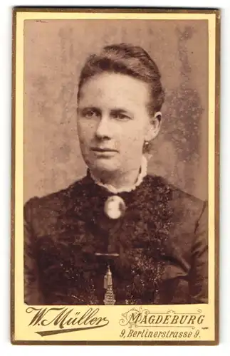 Fotografie W. Müller, Magdeburg, Portrait Dame mit zusammengebundenem Haar