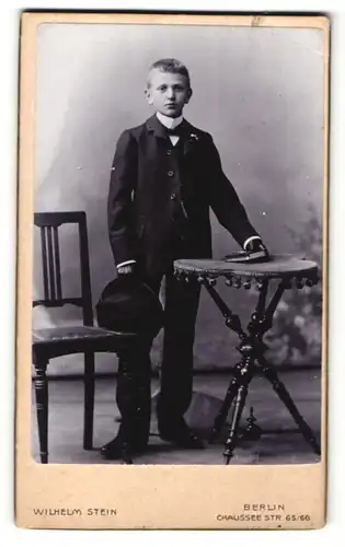 Fotografie Wilhelm Stein, Berlin, Portrait Knabe in festlichem Anzug
