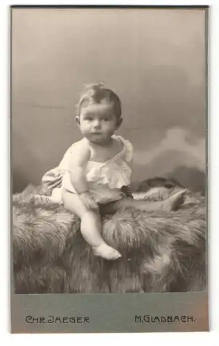 Fotografie Chr. Jaeger, M. Gladbach, Portrait Säugling in Leibchen