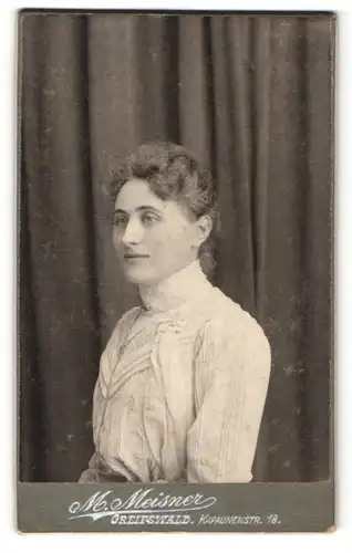 Fotografie M. Meisner, Greifswald, Portrait Dame mit zusammengebundenem Haar