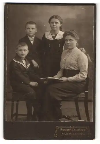 Fotografie Richard Schröder, Halle a/S, Portrait Mutter mit drei Kindern