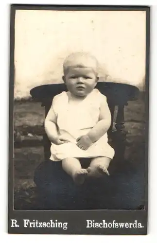 Fotografie R. Fritzsching, Bischofswerda, Portrait von einem Kind auf einem Holzstuhl