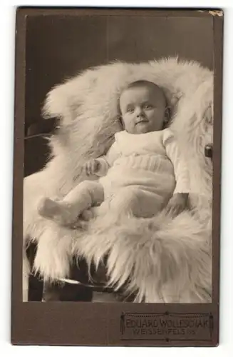 Fotografie Eduard Wolleschak, Weissenfels, Kind im Stuhl mit weissen Teppich
