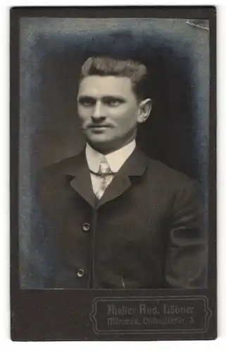 Fotografie Atelier Rud. Löbner, München, Portrait von einen Mann im Anzug