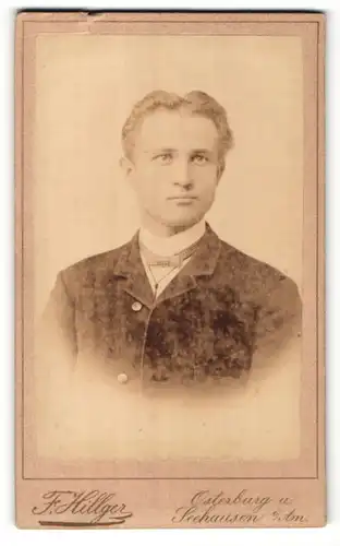 Fotografie F. Hillger, Osterburg, Portrait von einem Mann im Anzug im Profil