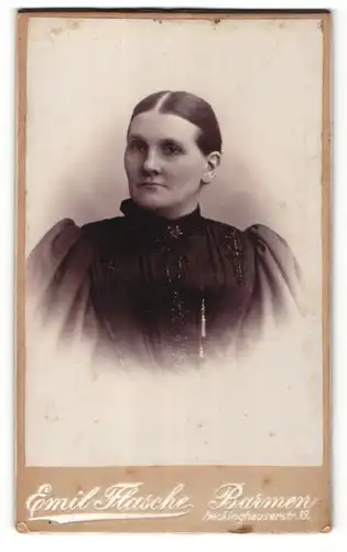 Fotografie Emil Flasche, Barmen, Frau im Kleid im Halbprofil