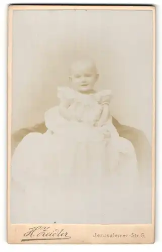Fotografie H. Zeidler, Berlin, Baby in einem sehr langem, weissem Kleid