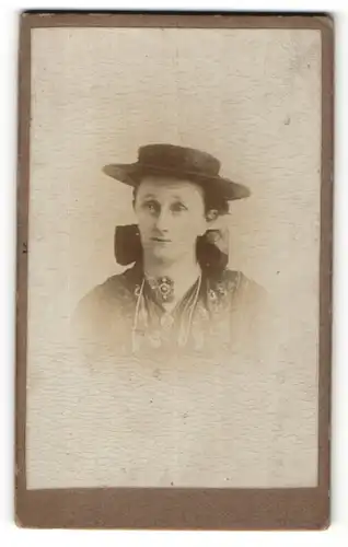 Fotografie Fotograf und Ort unbekannt, Portrait Dame mit Hut in Tracht
