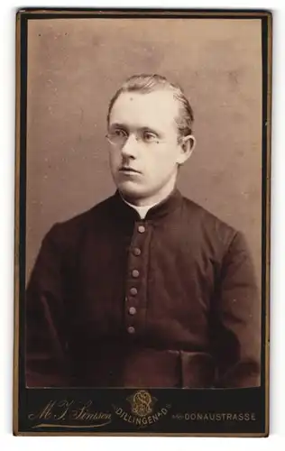 Fotografie M. J. Simson, Dillingen a. D., Portrait Geistlicher mit Brille