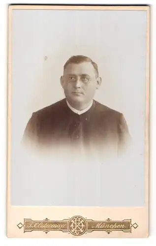 Fotografie F. X. Ostermayr, München, Portrait Geistlicher mit Brille