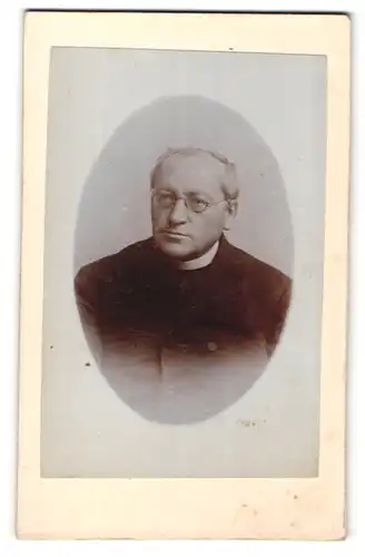 Fotografie Fotograf und Ort unbekannt, Portrait betagter Geistlicher mit Brille