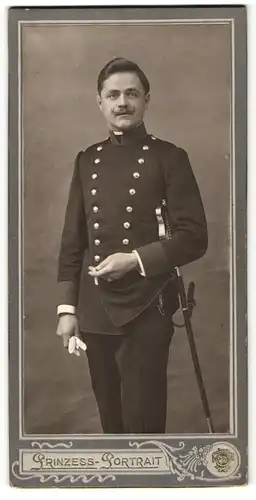 Fotografie Soldat in Uniform mit Säbel